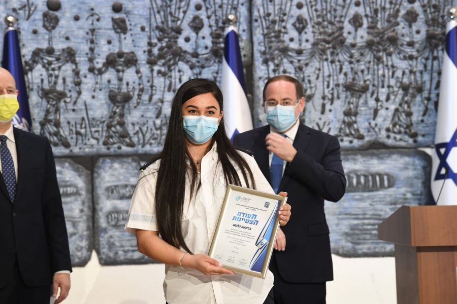 منح وسام رئيس الدولة للنصراوية براء جلطا المتطوعة في نجمة داوود الحمراء